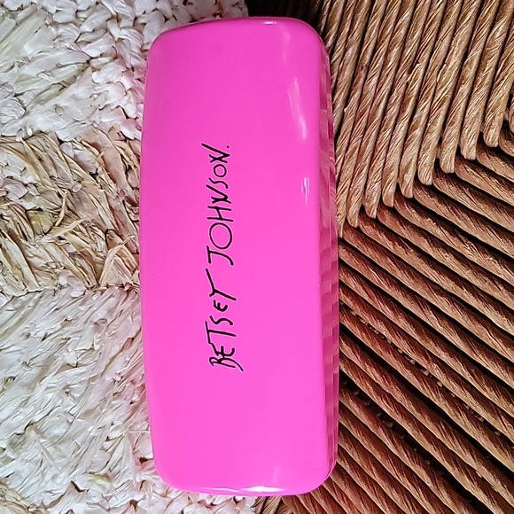 Betsey Johnson pink, hard, eyeglass/sunglass case - Picture 1 of 10